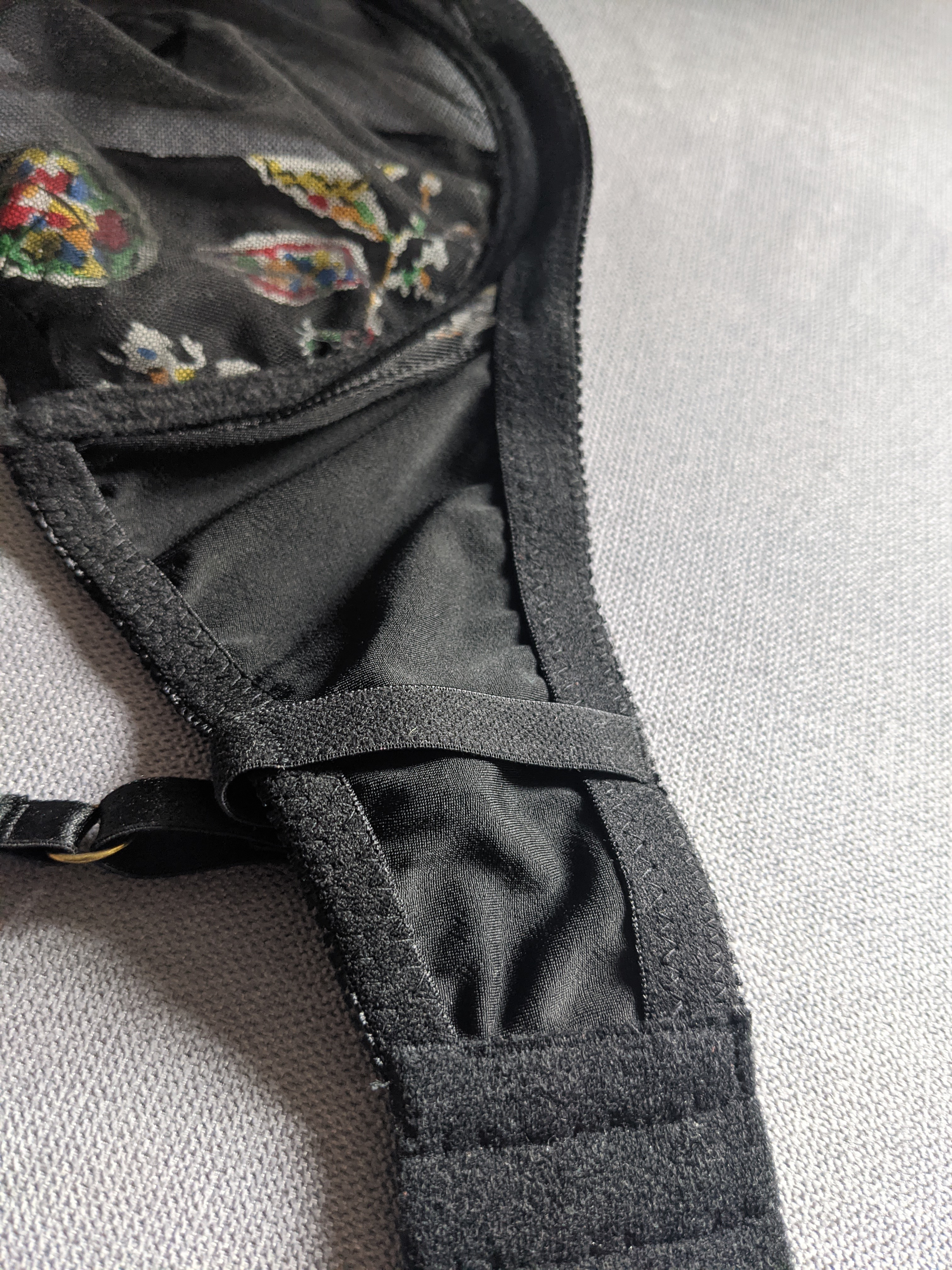 Black flowery bra - Gut detail